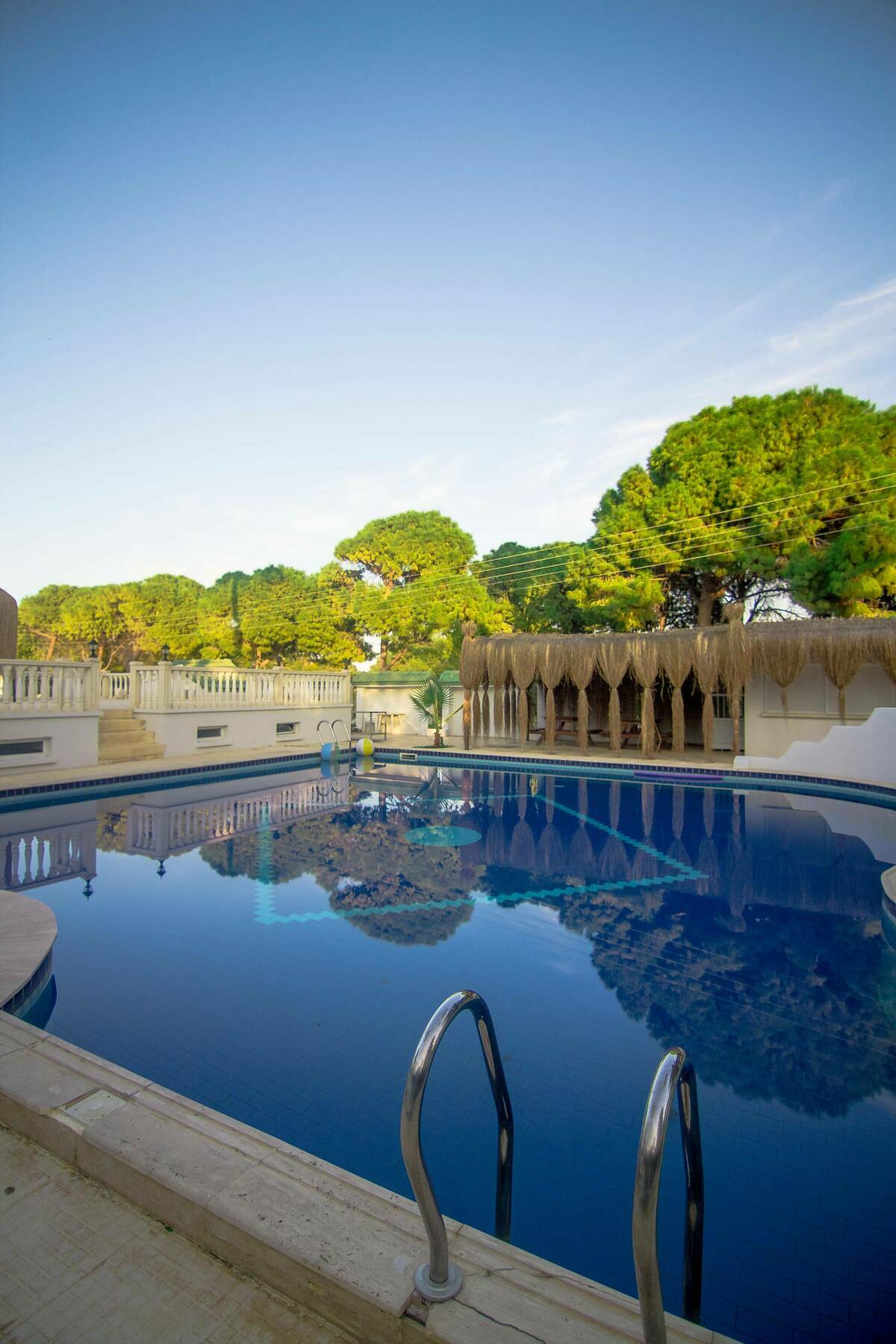 فندق كيرينيافي  The Pine Bay Club المظهر الخارجي الصورة