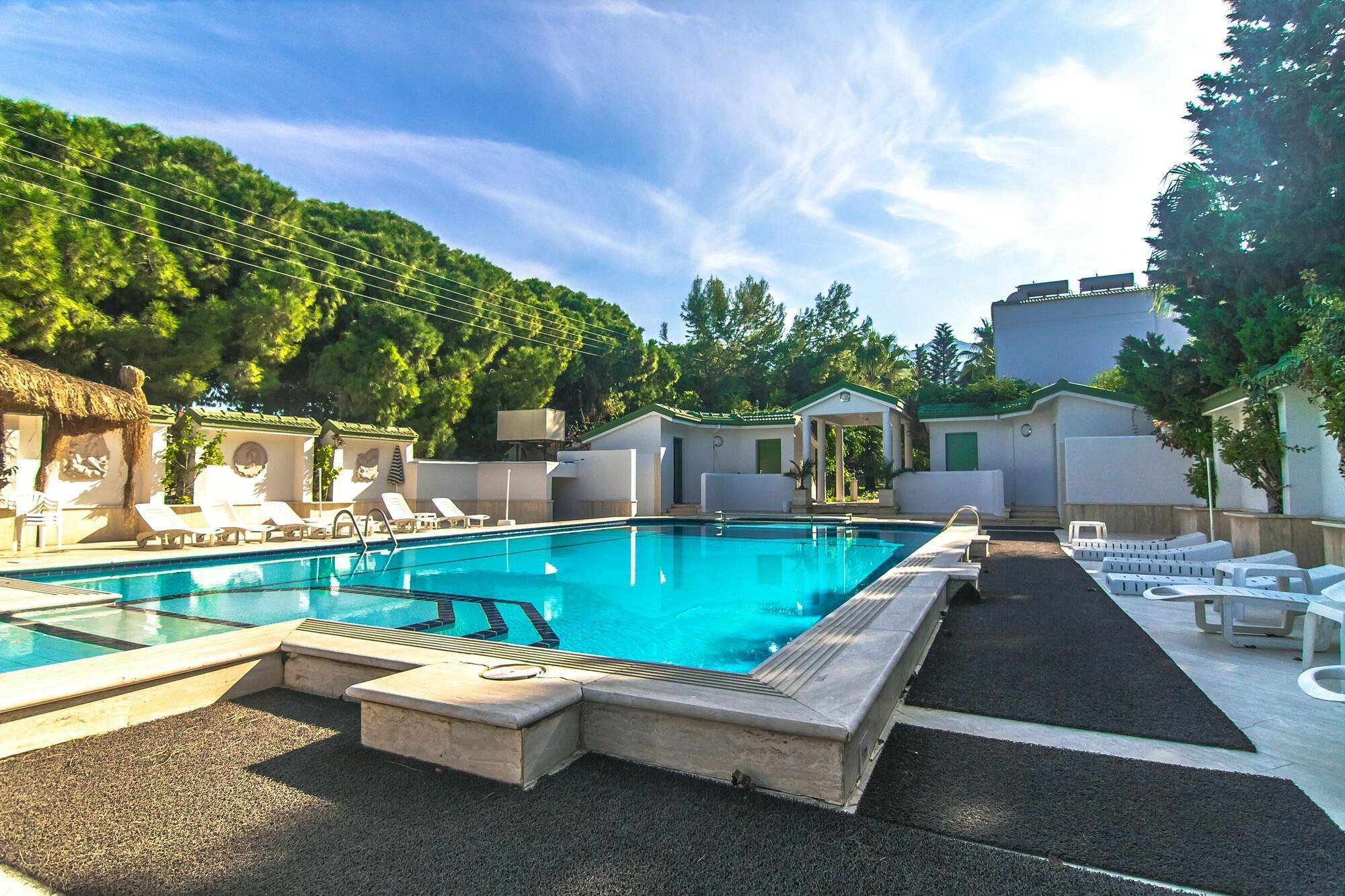 فندق كيرينيافي  The Pine Bay Club المظهر الخارجي الصورة